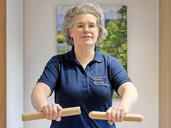 Jana Tschirschwitz zeigt eine &Uuml;bung aus der Stimmtherapie: Gezielte Bewegungen sollen Atmung, K&ouml;rperspannung und Stimme in Einklang bringen.