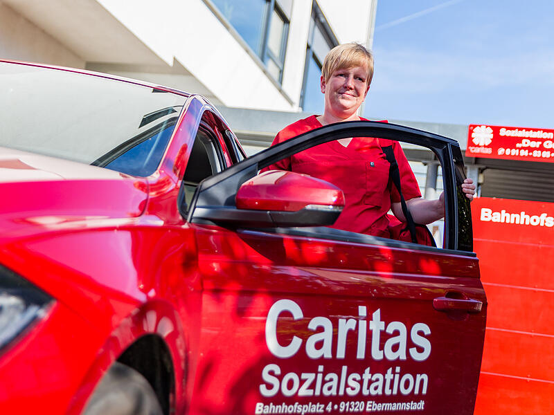 Caritas Sozialstation EbermannstadtForchheim & Fränkische Schweiz Sind sie mobil, Pflegeprofis und unverzichtbar: Ambulante Pflegedienste leisten einen unschätzbaren Wert für die (alternde) Gesellschaft im Landkreis Forchheim. Nun stehen wichtige Fördergelder auf dem Prüfstand.