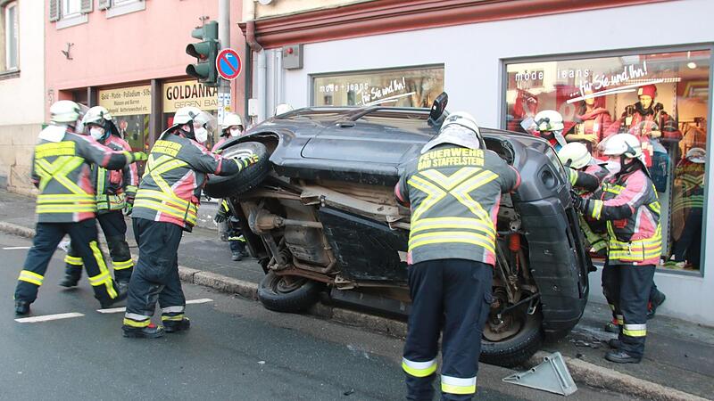Der Jeep wurde von der Feuerwehr wieder auf seine Räder gestellt. Im Einsatz waren rund 20 Staffelsteiner Feuerwehrleute.