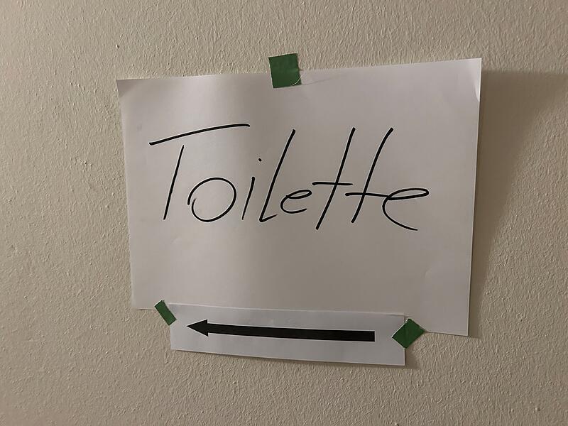 Bei der Abschiedsparty waren zahlreiche Schilder gestohlen worden. Deshalb musste jetzt, als das Landestheater f&uuml;r einen Filmdreh genutzt wurde, ein wenig improvisiert werden.
