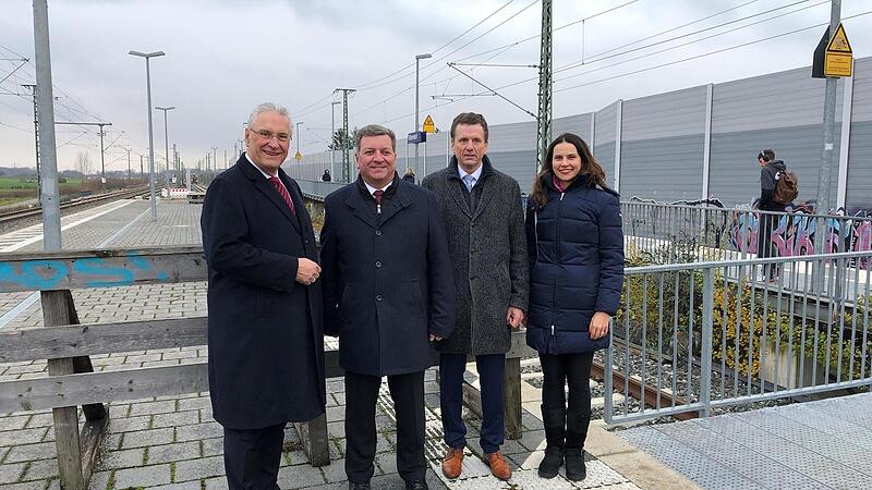 Innenminister Joachim Herrmann, Verkehrsminister Christian Bernreiter, Klaus-Dieter Josel, Konzernbevollm&auml;chtigter der Deutschen Bahn f&uuml;r Bayern, und Dr. Annika Clarner, Erlanger Stadtr&auml;tin.