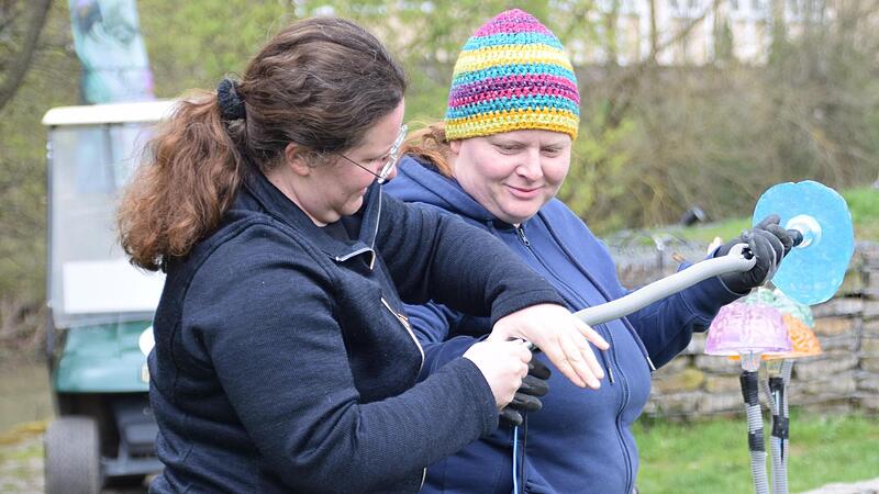 Doreen Scheler-Eckstein und Barbara Thaller bringen die &bdquo;Gedankenfunken&ldquo; des Frankenwald-Gymnasiums in Position.