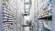 Medikamente liegen im gut gefüllten Lager einer Apotheke. Bei einigen Präparaten allerdings gibt es bedrohliche Engpässe.
