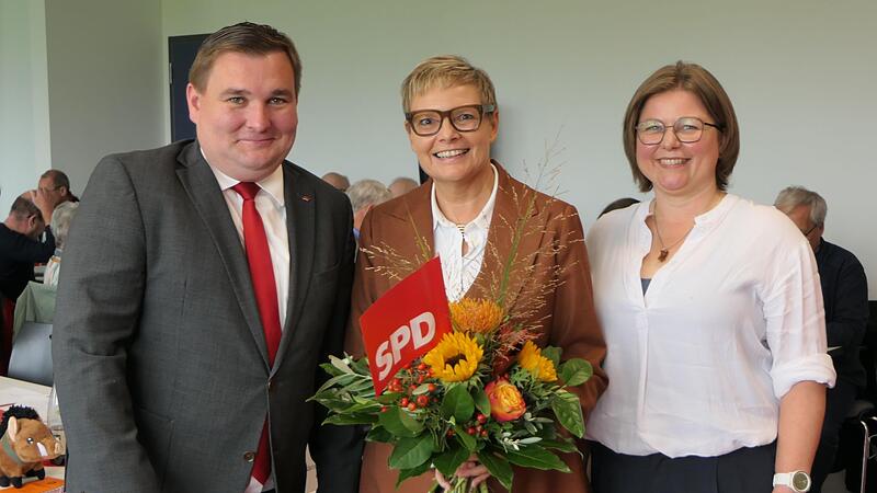 &Uuml;ber 95 Prozent der Delegierten sprachen sich in der geheimen Wahl f&uuml;r Sabine Dittmar (Mitte) als Bundestagskandidatin aus. Die Unterbezirksvorsitzenden Johanna Bamberg-Reinwand und Ren&eacute; van Eckert gratulierten.