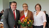 Über 95 Prozent der Delegierten sprachen sich in der geheimen Wahl für Sabine Dittmar (Mitte) als Bundestagskandidatin aus. Die Unterbezirksvorsitzenden Johanna Bamberg-Reinwand und René van Eckert gratulierten. Über 95 Prozent der Delegierten sprachen sich in der geheimen Wahl für Sabine Dittmar (Mitte) als Bundestagskandidatin aus. Die Unterbezirksvorsitzenden Johanna Bamberg-Reinwand und René van Eckert gratulierten.