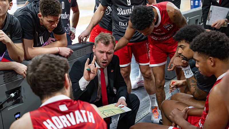 Anton Gavel nimmt sich seine Mannschaft zur Brust.