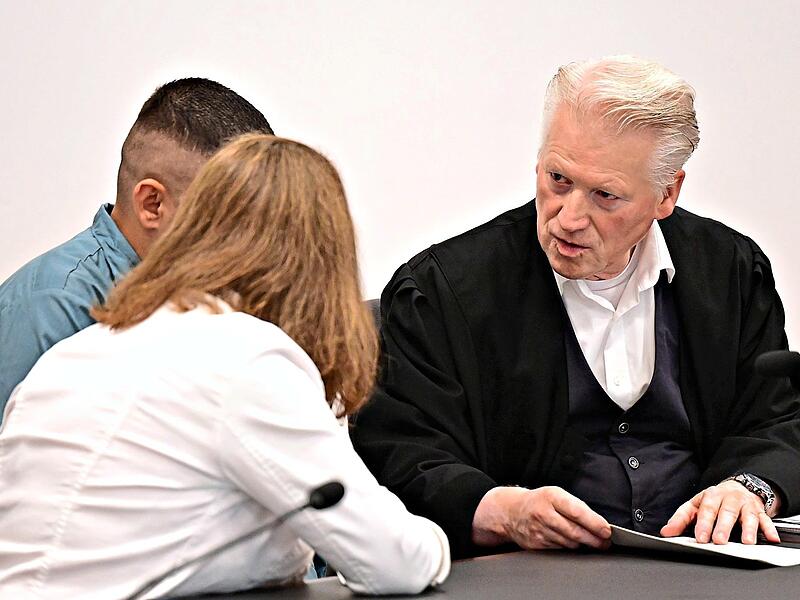 Der Angeklagte aus Albanien (verdeckt durch eine Dolmetscherin) im Gespr&auml;ch mit seinem Rechtsanwalt Anselm Schanz aus Hannover. Eine Polizeikontrolle bei Herzogenaurach wurde ihm zum Verh&auml;ngnis.