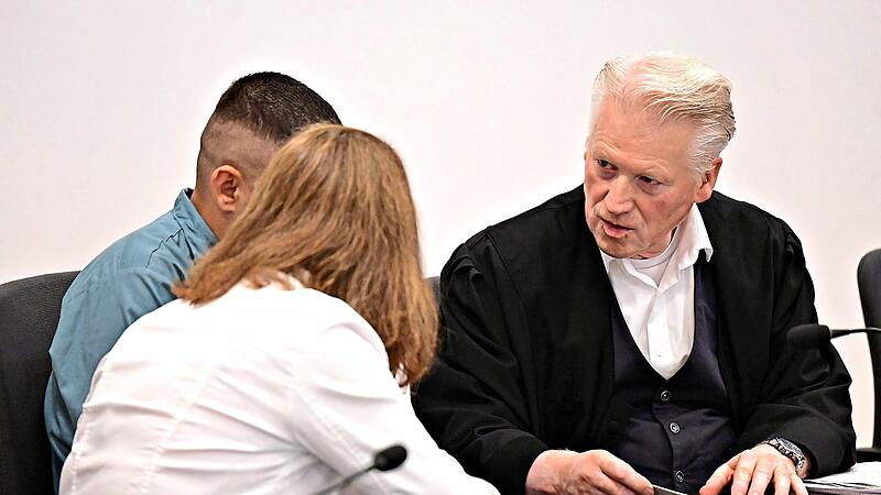 Der Angeklagte aus Albanien (verdeckt durch eine Dolmetscherin) im Gespr&auml;ch mit seinem Rechtsanwalt Anselm Schanz aus Hannover. Eine Polizeikontrolle bei Herzogenaurach wurde ihm zum Verh&auml;ngnis.