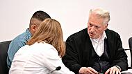 Der Angeklagte aus Albanien (verdeckt durch eine Dolmetscherin) im Gespr&auml;ch mit seinem Rechtsanwalt Anselm Schanz aus Hannover. Eine Polizeikontrolle bei Herzogenaurach wurde ihm zum Verh&auml;ngnis.