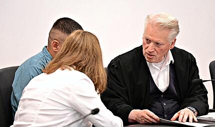 Der Angeklagte aus Albanien (verdeckt durch eine Dolmetscherin) im Gespr&auml;ch mit seinem Rechtsanwalt Anselm Schanz aus Hannover. Eine Polizeikontrolle bei Herzogenaurach wurde ihm zum Verh&auml;ngnis.