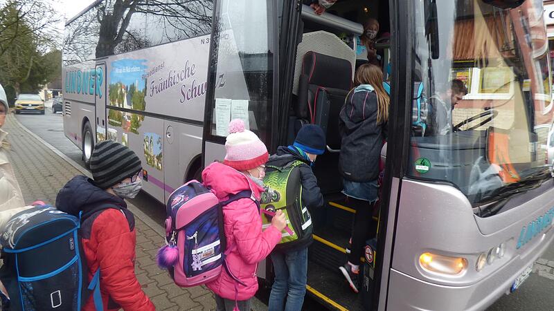 Kinder steigen in einen Schulbus ein, den die Firma Lindner zur Verfügung stellt.Forchheim & Fränkische Schweiz