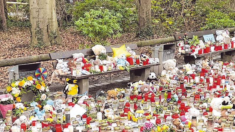 Trauer und Anteilnahme der Bürgerinnen und Bürger sind weiterhin groß nach der Messerattacke von Aschaffenburg.