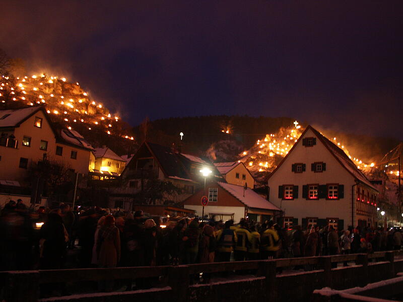 Die Lichterprozession in Pottenstein lockte am Dreik&ouml;nigstag wieder Tausende Besucher in die Fr&auml;nkische Schweiz.