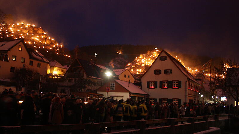 Die Lichterprozession in Pottenstein lockte am Dreik&ouml;nigstag wieder Tausende Besucher in die Fr&auml;nkische Schweiz.