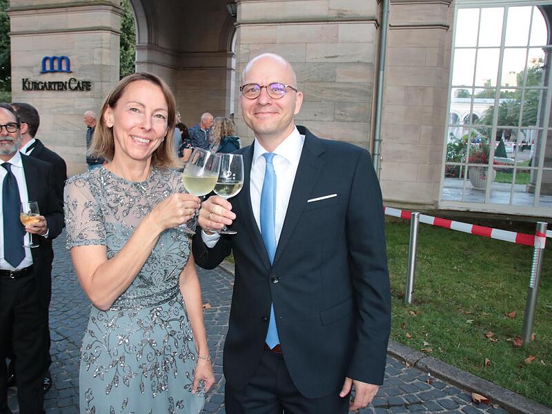 OB Dirk Vogel st&ouml;&szlig;t mit seiner Frau Ivonne w&auml;hrend der Gl&auml;serpolonaise an.