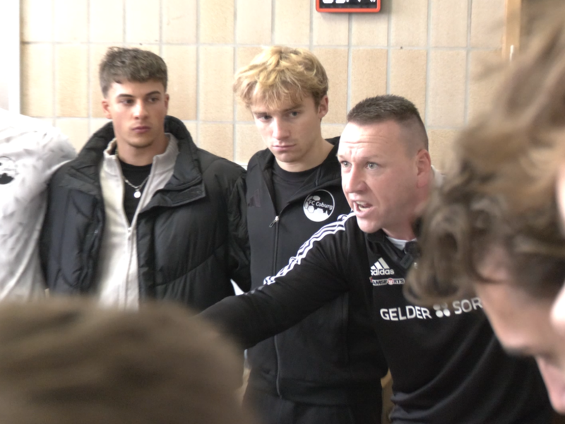 Fritz Kühnlenz, Co-Trainer des FC Coburg, stimmt das Team vor der Partie in der Kabine ein.