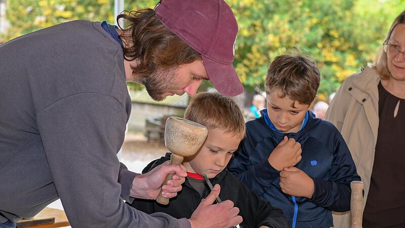 In der Bamberger Domhütte waren auch die kleinen Besucher ganz nah dran und voll bei der Sache, als Steinmetz Sven Hanlein seine Arbeit erklärte. In der Bamberger Domhütte waren auch die kleinen Besucher ganz nah dran und voll bei der Sache, als Steinmetz Sven Hanlein seine Arbeit erklärte.
