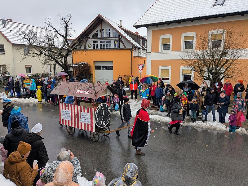 Ganz sch&ouml;n was los in Geisfeld: alle Impressionen vom Faschingsumzug!