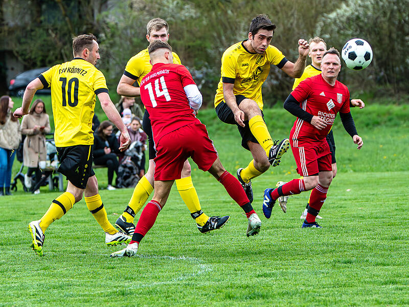 Der TSV K&ouml;dnitz (am Schuss Jan-Lucca Dietrichs ) hat die Teilnahme an der Kreisliga-Relegation sicher, auch dank des Verzichts des TSV 08 Kulmbach (in den roten Trikots von rechts Christian Ohnem&uuml;ller und Lukas Reimann).