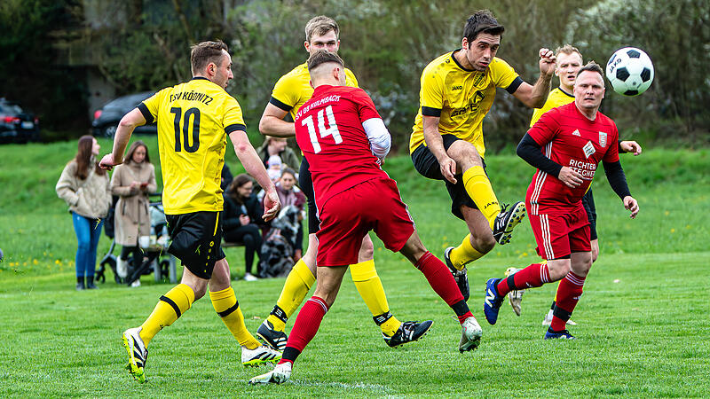 Der TSV K&ouml;dnitz (am Schuss Jan-Lucca Dietrichs ) hat die Teilnahme an der Kreisliga-Relegation sicher, auch dank des Verzichts des TSV 08 Kulmbach (in den roten Trikots von rechts Christian Ohnem&uuml;ller und Lukas Reimann).