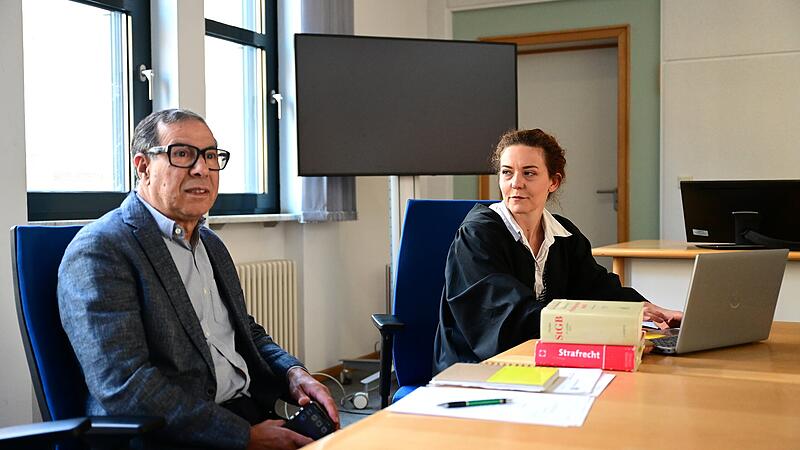 Amtsgericht Bamberg Mutter Misshandlung Töchter Kleiderstange Sicherheitsnadel Ein Dolmetscher für die arabische Sprache und Rechtsanwältin Lara Baumann aus Bamberg warten auf die Angeklagte