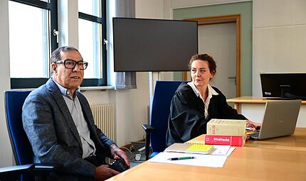 Amtsgericht Bamberg Mutter Misshandlung Töchter Kleiderstange Sicherheitsnadel Ein Dolmetscher für die arabische Sprache und Rechtsanwältin Lara Baumann aus Bamberg warten auf die Angeklagte