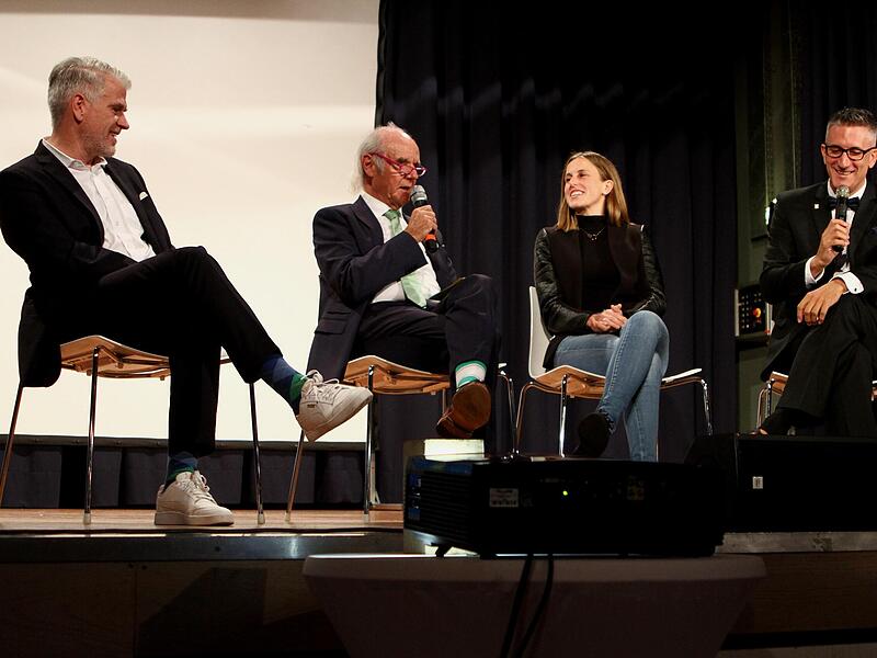 In der „Talkrunde“ (von links) MdL Steffen Vogel, Moderator Klaus Karl-Kraus, Bundesligaschiedsrichterin Davina Lutz sowie Verbandsschiedsrichterobmann Sven Laumer.