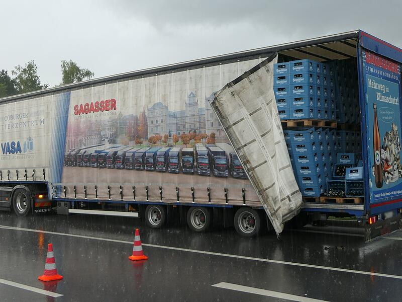 Bierlaster verliert Ladung