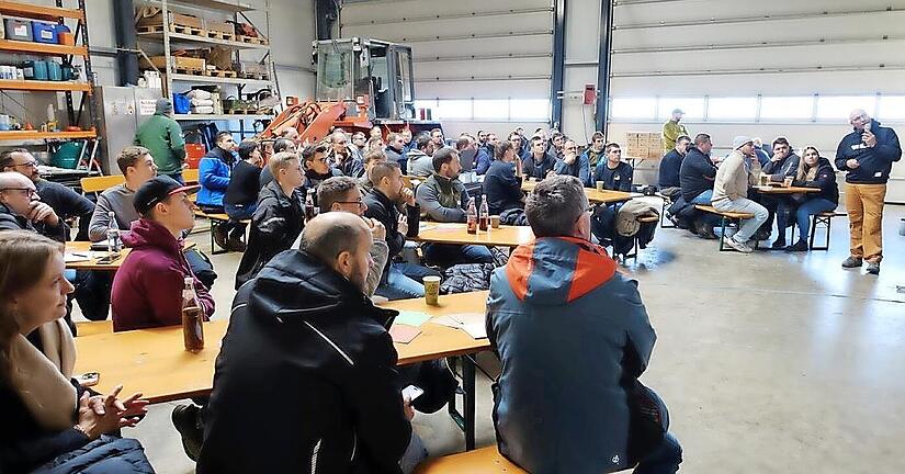 47 Landwirte nahmen am Igensdorfer Bodentag, veranstaltet unter anderem in der Werkstatt der Biogasanlage Merkl, teil.