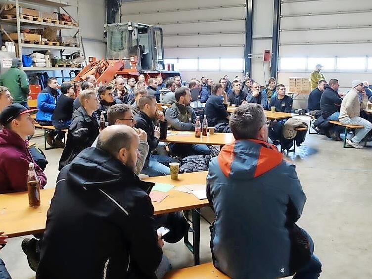 47 Landwirte nahmen am Igensdorfer Bodentag, veranstaltet unter anderem in der Werkstatt der Biogasanlage Merkl, teil.