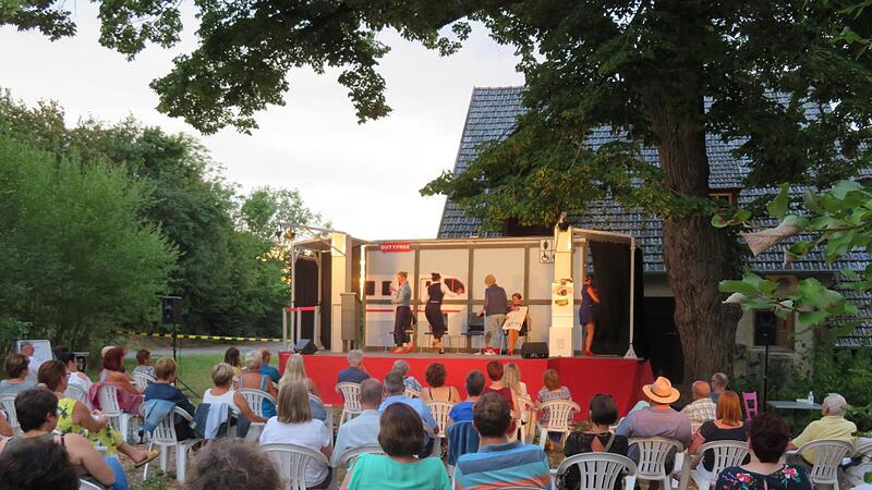 Unter den Linden auf dem Gutshof fanden schon beeindruckende Darbietungen auf dem Thespis-Karren statt. Im Hintergrund sieht man den alten Pferdestall.