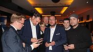 Am Wahlabend fieberte Sebastian Straubel (Mitte) noch mit seinem Parteifreund Martin Mittag (Zweiter von links), der schlie&szlig;lich das Direktmandat bei der Landtagswahl verteidigen konnte.  Am Montag kam auch f&uuml;r den amtierenden Coburger Landrat ein...