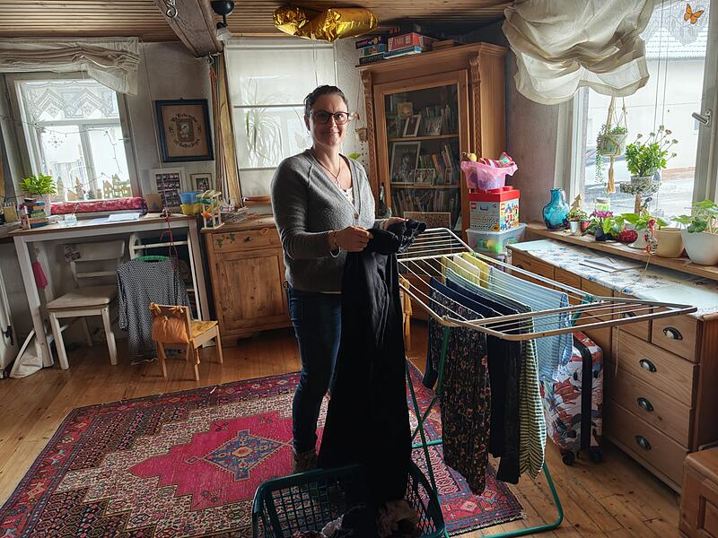 Julia Bauer h&auml;ngt W&auml;sche f&uuml;r ihre Klientin auf.