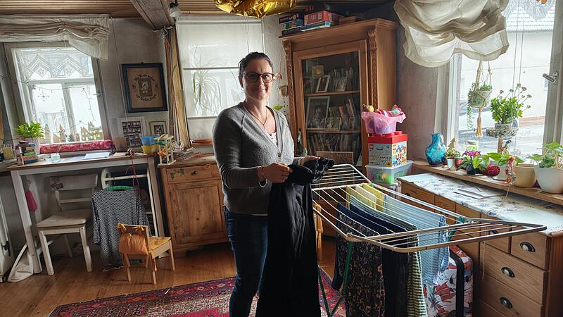 Julia Bauer h&auml;ngt W&auml;sche f&uuml;r ihre Klientin auf.