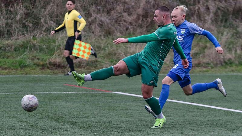 Vladislav Ursu (links) vom TSV Abtswind kommt in dieser Szene vor Pascal Vuckov vom FC Eintracht M&uuml;nchberg zum Torschuss. Ursu erzielte im Bayernliga-Heimspiel das 1:0 f&uuml;r die Abtswinder.