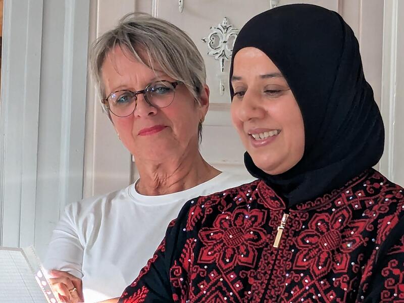 Sanaa Mustafa hielt in traditioneller syrischer Festkleidung eines Dankesrede. Mit im Bild die Initiatorin der Gruppe, Elsbeth Oberhammer.Dagmar Besand