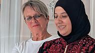 Sanaa Mustafa hielt in traditioneller syrischer Festkleidung eines Dankesrede. Mit im Bild die Initiatorin der Gruppe, Elsbeth Oberhammer.Dagmar Besand