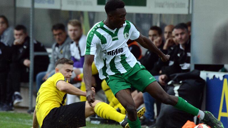 Dickson Abiama, hier noch im Eltersdorfer Trikot, f&uuml;gte seinem Ex-Klub eine empfindliche Niederlage zu.