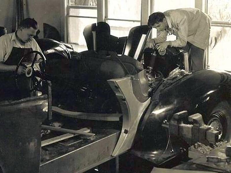 Blick in die Werkstatt der Familie Stoessel in den USA auf einem Schwarz-Weiß-Foto aus den 1940er Jahren. Blick in die Werkstatt der Familie Stoessel in den USA auf einem Schwarz-Weiß-Foto aus den 1940er Jahren.
