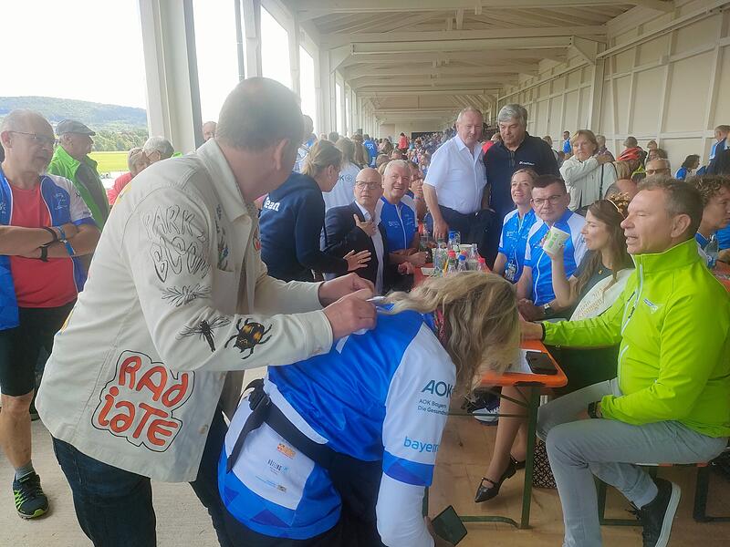 Volker Hei&szlig;mann signiert ein Shirt der BR Radltour