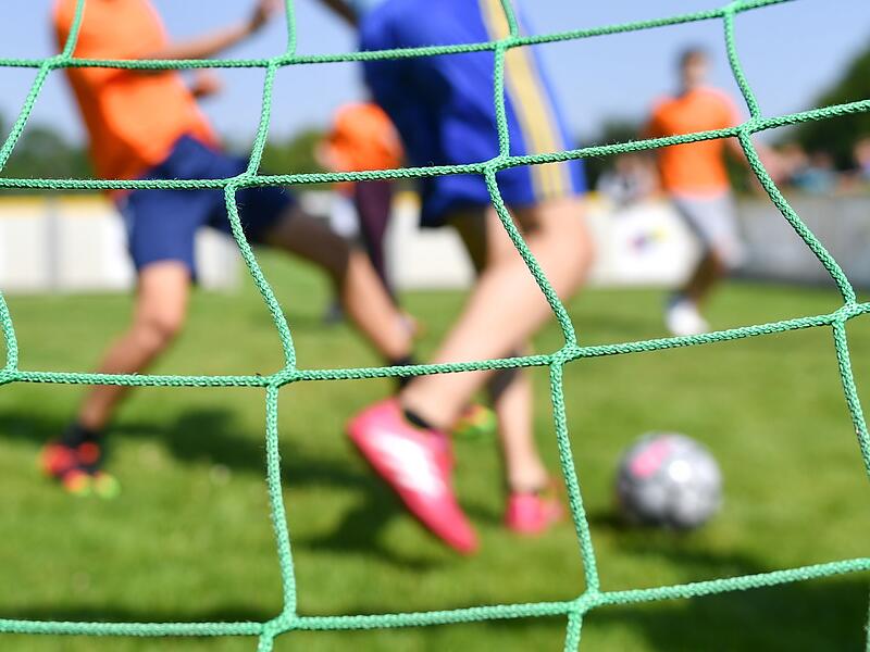 Kinder spielen Fußball (Illustration)