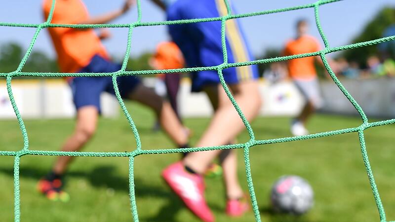 Kinder spielen Fußball (Illustration)