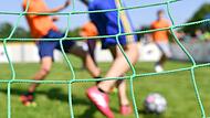 Kinder spielen Fußball (Illustration)