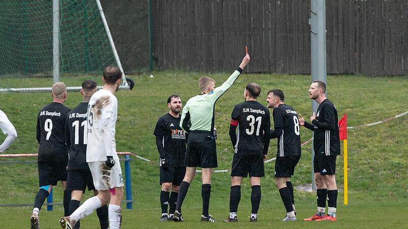 Schiedsrichter Simon Dimmerling zeigt den Dampfachern Max Witchen (Zweiter von rechts) und Niklas Reu&szlig; (rechts) die Gelb-Rote Karte.