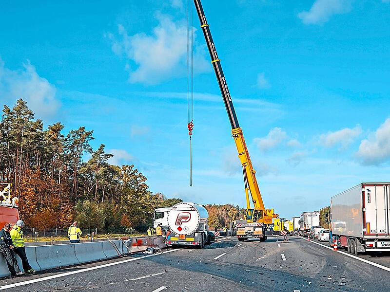 Den schweren Geisterfahrerunfall auf der A&nbsp;3 (Bild) steckte der Verkehr in Forchheim noch gut weg, doch als anschlie&szlig;end auch die Autobahn 73 in Forchheim wegen eines Lkw-Brandes gesperrt werden musste, brach der Verkehr zusammen. News5/Lars Haubner
