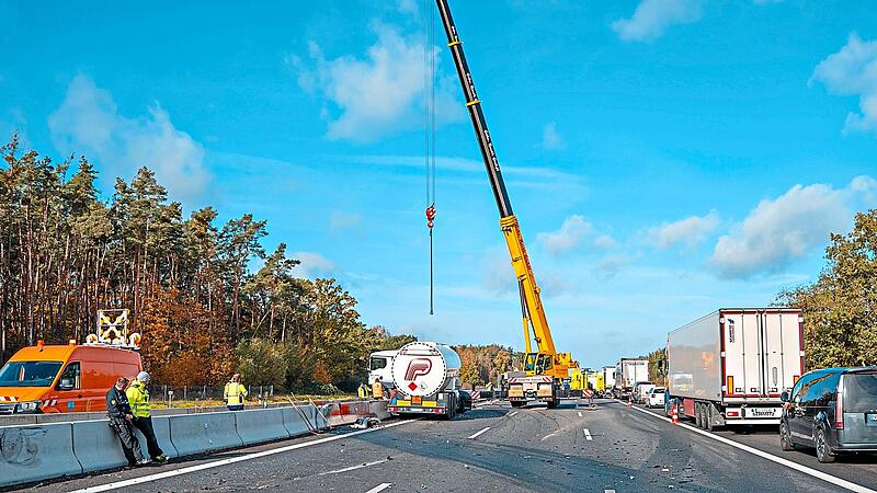 Den schweren Geisterfahrerunfall auf der A 3 (Bild) steckte der Verkehr in Forchheim noch gut weg, doch als anschließend auch die Autobahn 73 in Forchheim wegen eines Lkw-Brandes gesperrt werden musste, brach der Verkehr zusammen. News5/Lars Haubner Den schweren Geisterfahrerunfall auf der A 3 (Bild) steckte der Verkehr in Forchheim noch gut weg, doch als anschließend auch die Autobahn 73 in Forchheim wegen eines Lkw-Brandes gesperrt werden musste, brach der Verkehr zusammen. News5/Lars Haubner