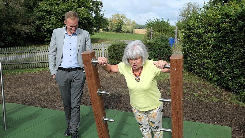 Mechtild Fraunberger, Übungsleiterin beim Trimm-Dich-Verein, demonstriert die Nutzung des Sportgerätes (links Bürgermeister Nico Rogge). Mechtild Fraunberger, Übungsleiterin beim Trimm-Dich-Verein, demonstriert die Nutzung des Sportgerätes (links Bürgermeister Nico Rogge).