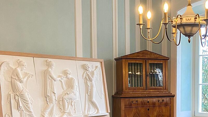 Der Gipsabdruck des Reliefs, das einst für Auguste Böhmer angefertigt wurde, steht jetzt im Lesesaal von Bad Bocklet.