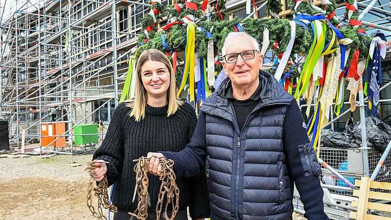 Betreiberin Eva Maria Meintzinger und Investor Joachim Beck beim Richtfest des Hotel Meintz in Ochsenfurt. Beide liefen einmal mit "klirrenden Ketten" um das Gebäude, um Schaden und Unglück abzuwehren. Betreiberin Eva Maria Meintzinger und Investor Joachim Beck beim Richtfest des Hotel Meintz in Ochsenfurt. Beide liefen einmal mit "klirrenden Ketten" um das Gebäude, um Schaden und Unglück abzuwehren.