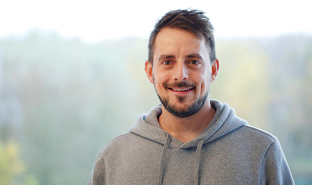 Drei Wochen vegan - Julian Kiefer Dr. Julian Kiefer ist PostDoc am Max-Planck-Institut und forscht dort auch mit Tieren. Für ihn ist sein veganes Leben daher auch ein Ausgleich für den „Tierverbrauch“ bei seiner Forschung, wie er sagt.